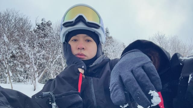 周汤豪日本滑雪受伤，出动救护雪橇车！伤口深到见肉画面曝光