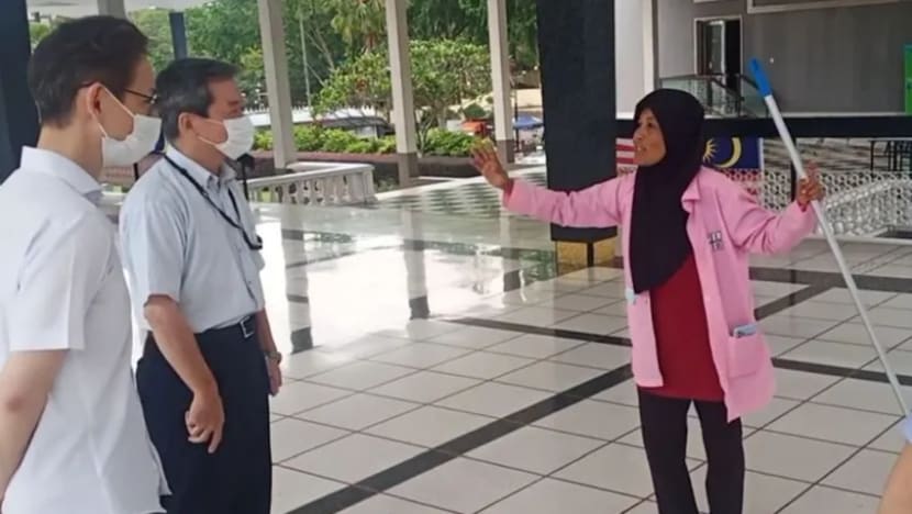 Pekerja pembersihan Masjid Negara M'sia petah  berbahasa Jepun; ajar delegasi bahasa Melayu