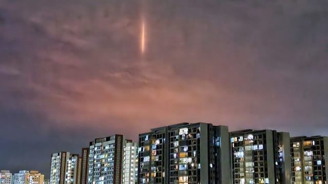本地夜空隐现“垂直光线”引猜测 背后原因或是它？