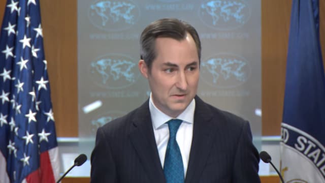 红海商船遇袭致两死 美国誓言将继续追究胡塞责任