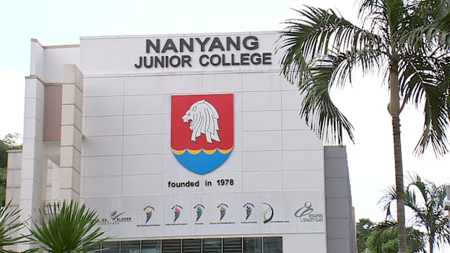 男学生涉嫌女厕偷拍女生 南初：已勒令停学并报警