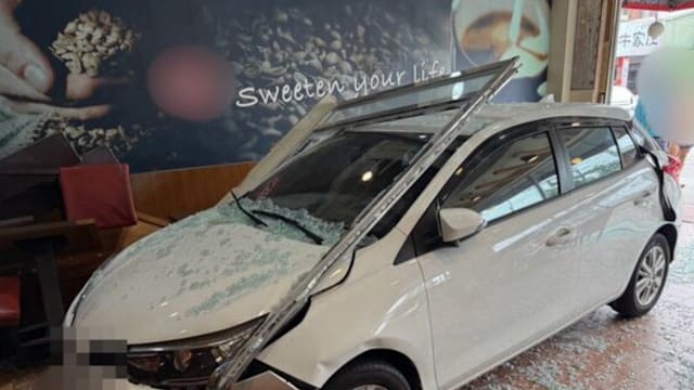 欲停车反提速 台七旬驾驶冲入店撞死人