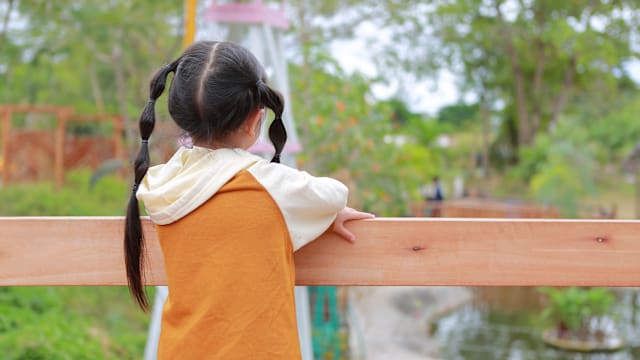 七岁女孩寄养保姆家三年多 母亲失联上学成难题