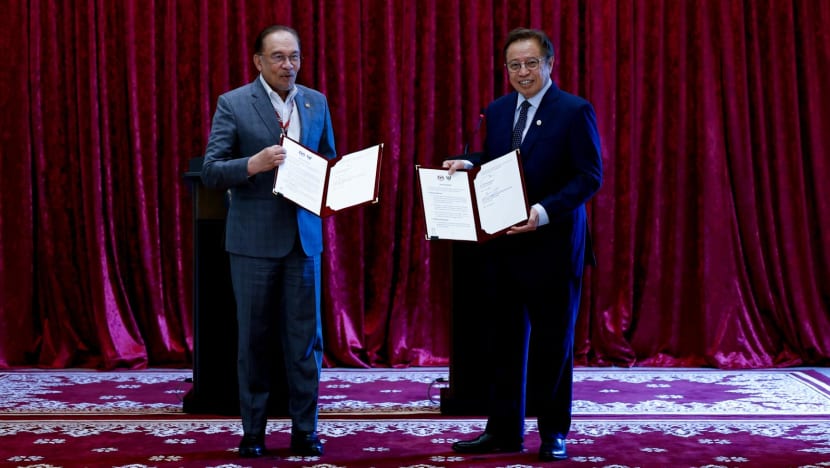 Petronas, Petros to jointly develop Malaysia's oil and gas sectors as federal, Sarawak governments resolve dispute Petronas, Petros to jointly develop Malaysia's oil and gas sectors as federal, Sarawak governments resolve dispute