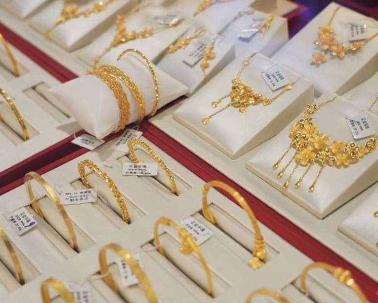 Gold's record rally falters as bulls run into Fed rate expectations, stronger dollar
