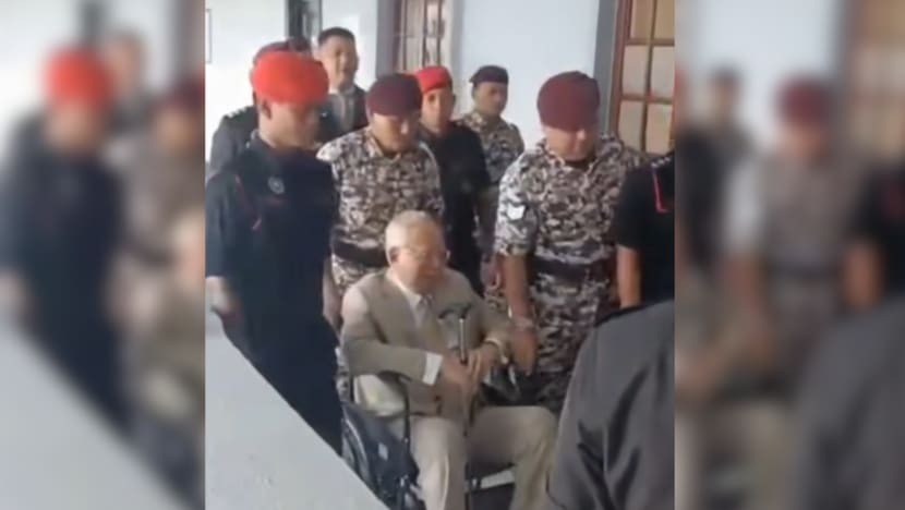 Najib tiba di mahkamah berkerusi roda bagi kes 1MDB