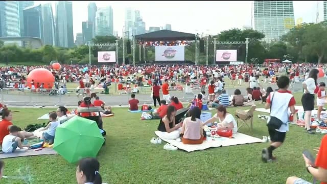 国人聚首滨海湾花园观看庆典转播 与亲朋好友同庆国家生日