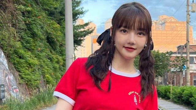 前GFRIEND成员险遭主持人“摸胸拥抱”　视频曝光网气炸