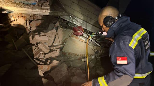 我国特遣队同缅甸救援队兵分八路 分秒必争搜救受困者