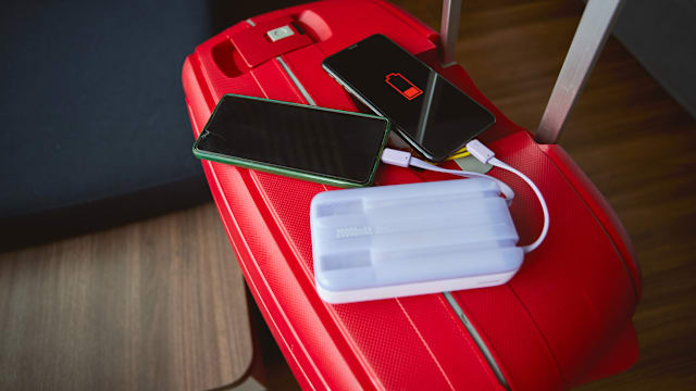 国际民航组织出台新规 乘客最多带两充电宝上机