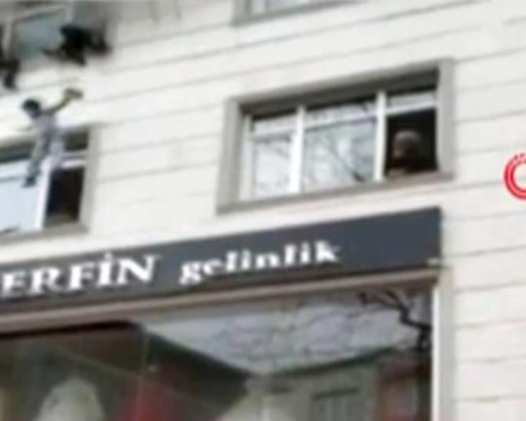 Woman drops kids from window to save them from fire in Istanbul