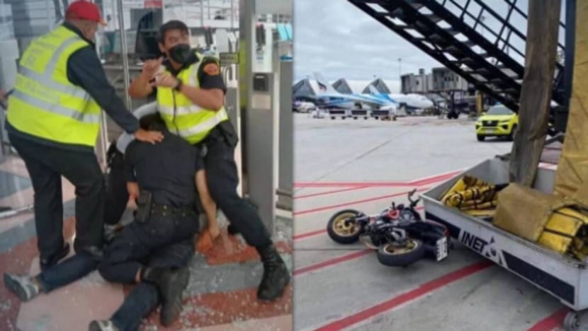 Lelaki bersenjatakan kapak diberkas; cuba masuk pesawat di Lapangan Terbang Suvarnabhumi Lelaki bersenjatakan kapak diberkas; cuba masuk pesawat di Lapangan Terbang Suvarnabhumi