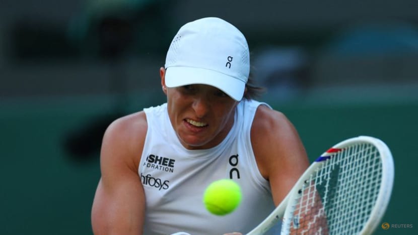 No end to Swiatek's new-found love of Wimbledon's green, green grass