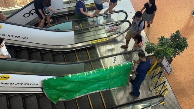 裕廊坊电扶梯夹男童脚部 目睹店员：被夹男童未哭泣