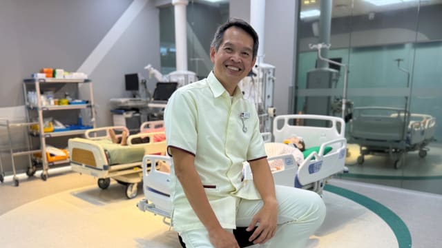 同学比自己儿子还年轻 58岁前教师不畏挑战转读护理课程