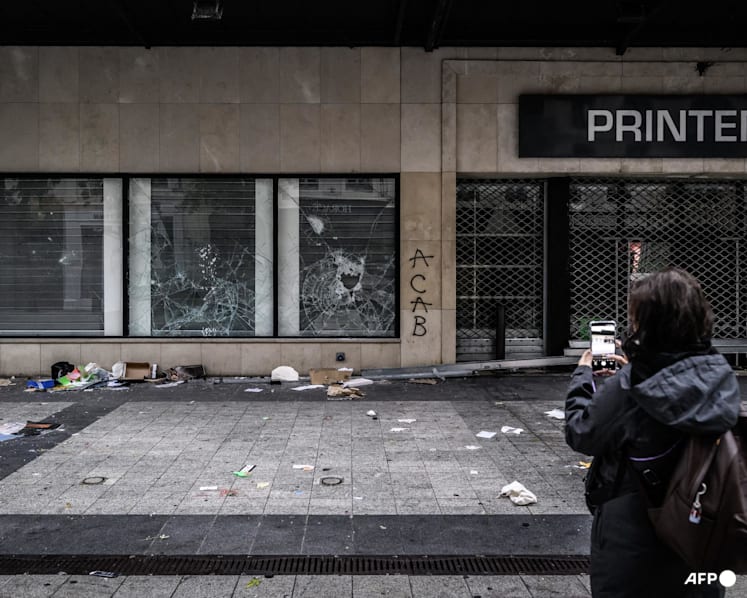 'Record' 855 people arrested over Paris protest violence
