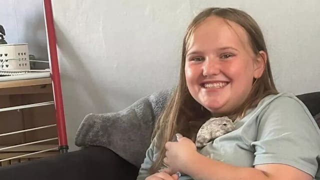 英国13岁少女参与网上挑战吸除臭剂身亡 家属吁社媒加强监管