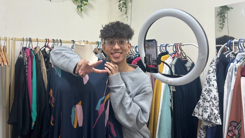 Dahulu jual pakaian ‘preloved’ untuk cari duit; kini bertekad kembangkan perniagaan demi galak fesyen mampan Dahulu jual pakaian ‘preloved’ untuk cari duit; kini bertekad kembangkan perniagaan demi galak fesyen mampan