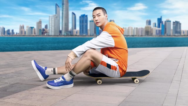 再度受Skechers青睐　王冠逸连任新加坡品牌大使！