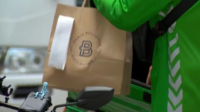 连日降雨送餐需求激增 订单增四成平台优化配对