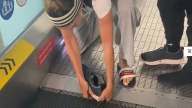 泰国机场电动步道吸鞋底险酿祸