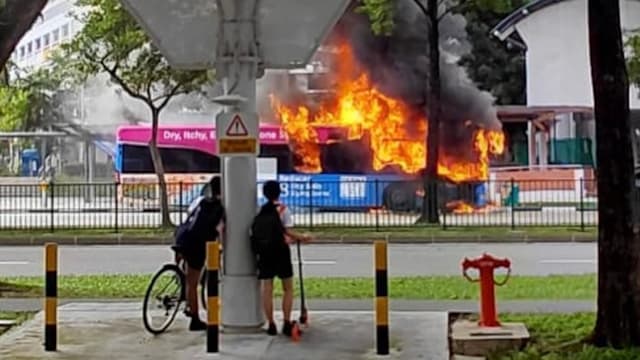 巴士在巴士站前突起火 车长赶紧疏导乘客下车
