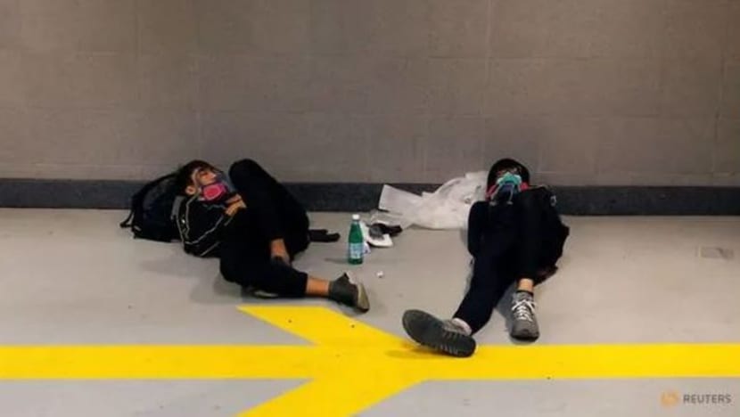 Bantahan di Hong Kong: Ratusan penunjuk perasaan tidak hiraukan gesaan polis supaya menyerah diri