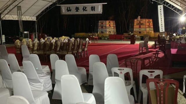 泰国慈善基金会坟墓办活动 请近3000名“孤魂野鬼”看电影