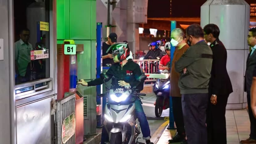 Pelepasan imigresen guna kod QR berjalan lancar sepanjang ujian selama 3 bulan Pelepasan imigresen guna kod QR berjalan lancar sepanjang ujian selama 3 bulan