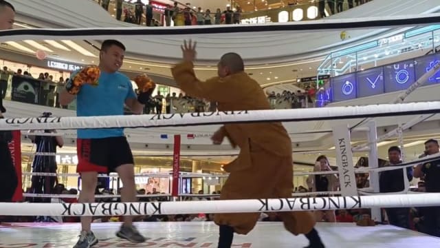 与业余拳手打擂台 “少林武僧”两分钟就落败