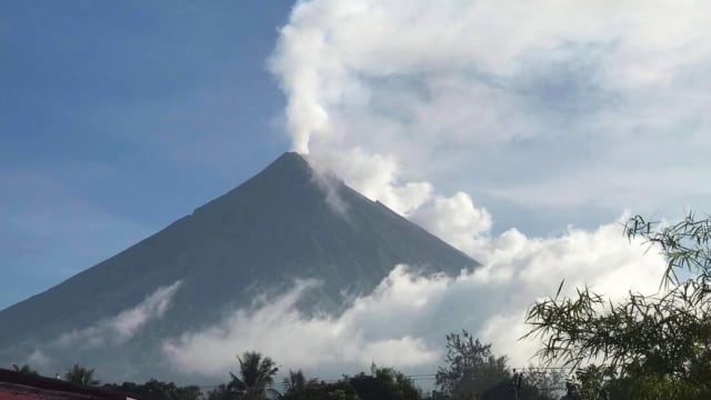 菲律宾马荣火山出现爆发迹象 约1万人被令紧急撤离