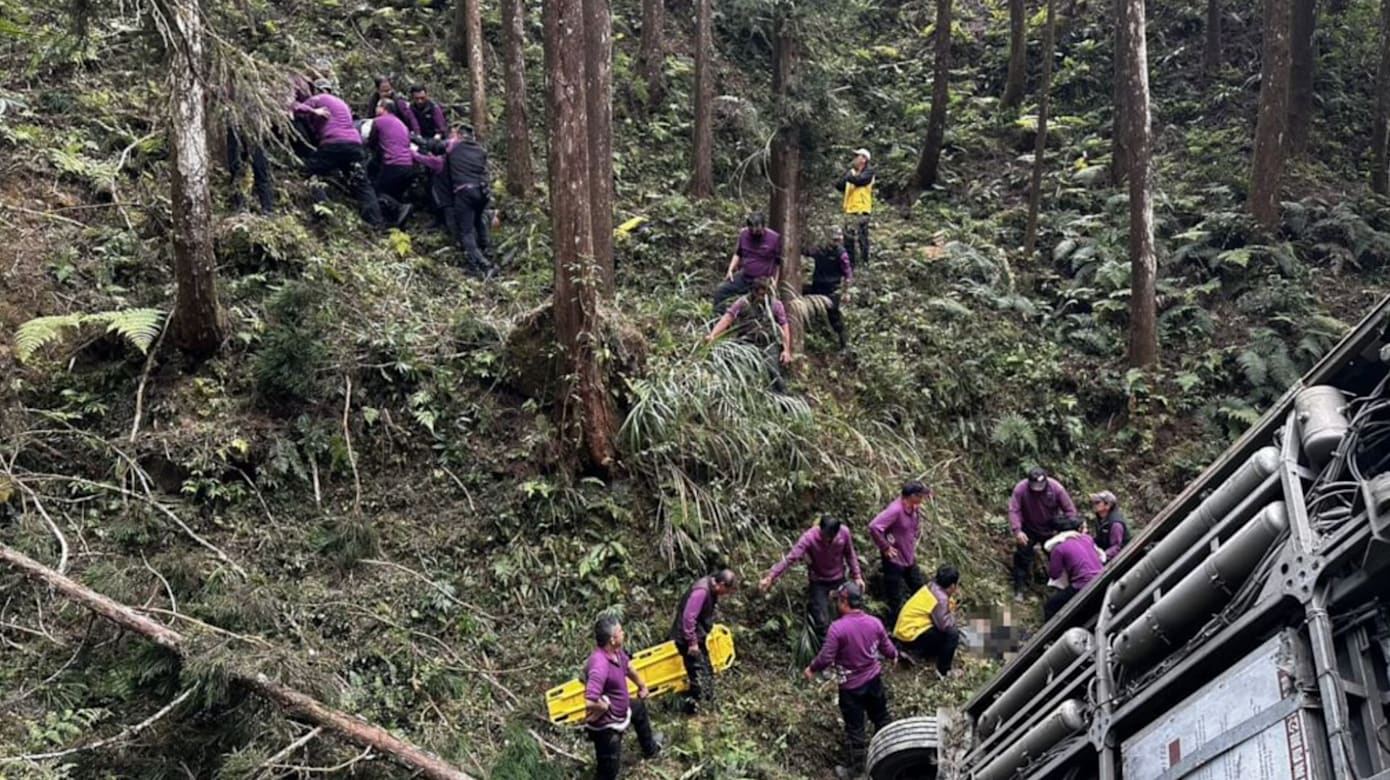 台湾南投游园接驳车失控翻覆 造成一死七伤