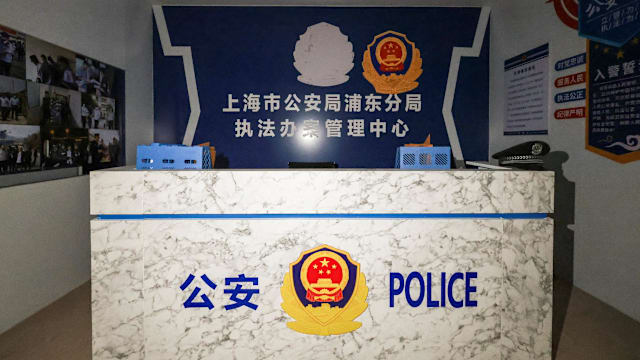 柬诈骗园区惊现“兀兰警局” 还有七国警察制服