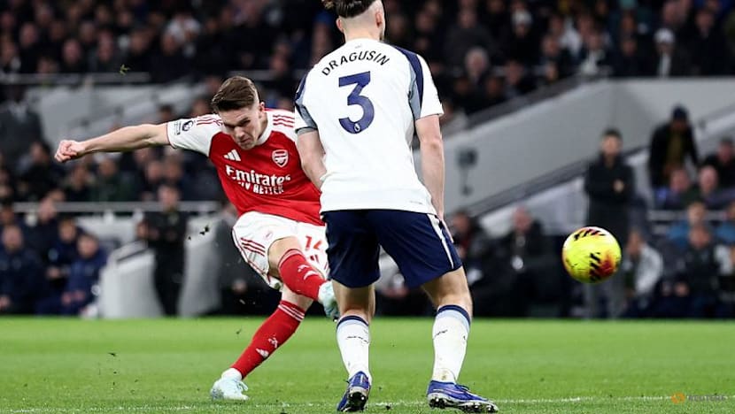 Arsenal restore five-point lead in title race, Liverpool leave it late