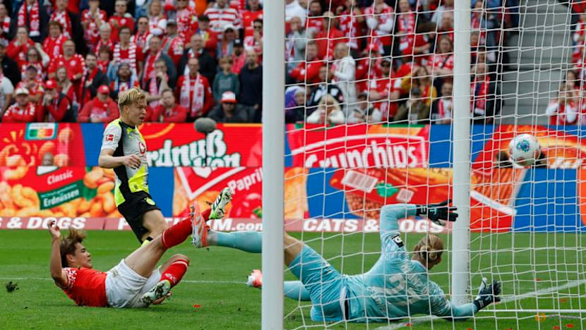 Dortmund earn fourth straight league win with 2-0 win at 10-man Mainz