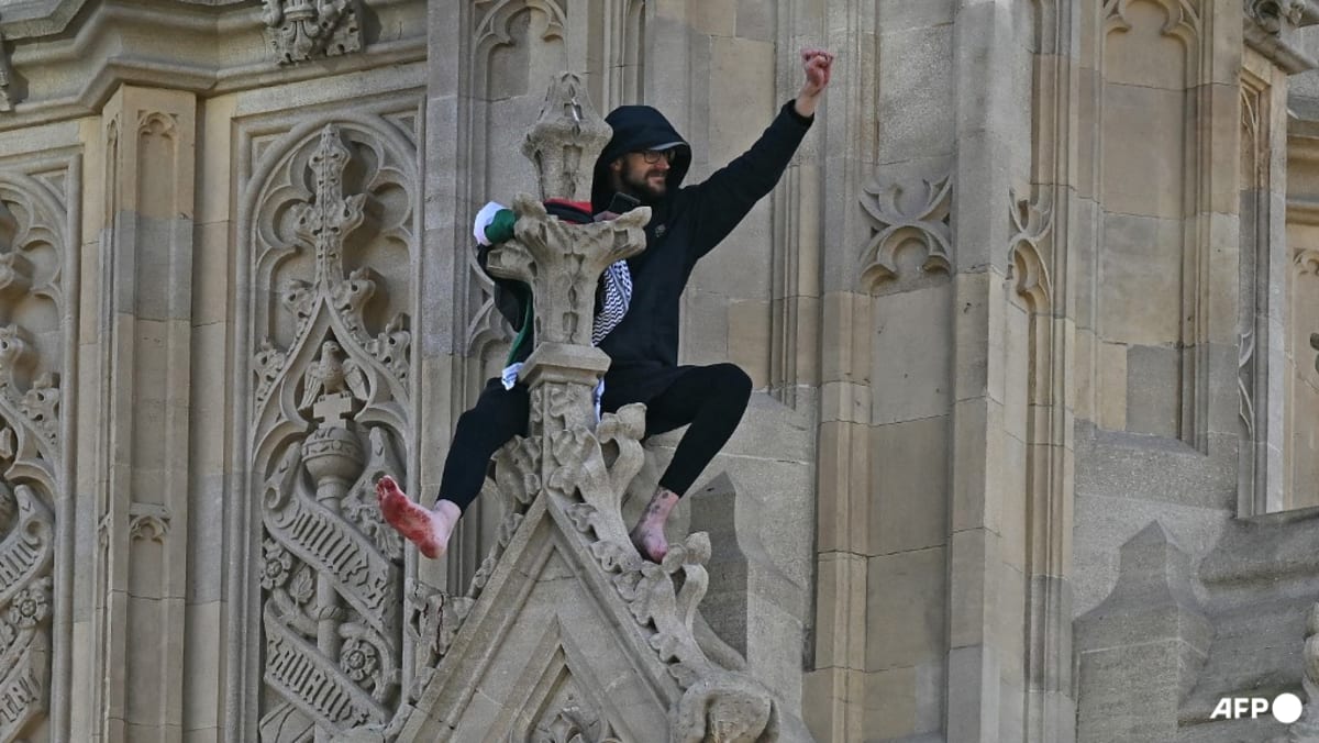 Man with Palestinian flag arrested after scaling London’s Big Ben Man with Palestinian flag arrested after scaling London’s Big Ben