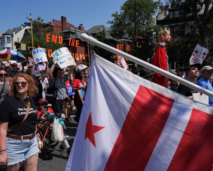 Washington DC residents protest against Trump's troop deployment