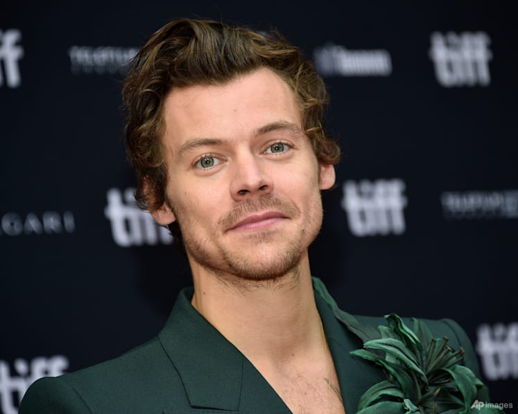 Singer Harry Styles thanks One Direction bandmates on final day of Wembley Stadium concert