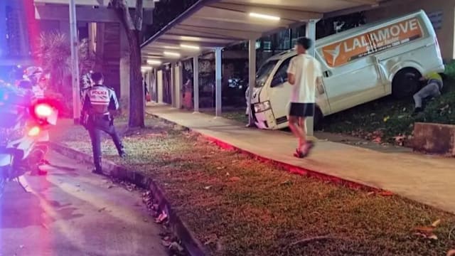 货车疑失控冲下斜坡险撞人行道 45岁女子助查