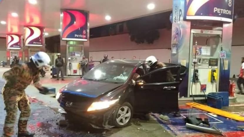 2 lelaki maut, wanita cedera selepas kereta rempuh stesen minyak JB 2 lelaki maut, wanita cedera selepas kereta rempuh stesen minyak JB