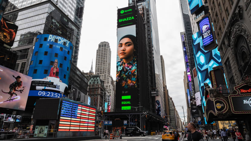 நியூயார்க் Times Square விளம்பரப் பலகையில் சிங்கப்பூரைச் சேர்ந்த இந்தியப் பாடகி - "கனவு மெய்ப்பட்டது!" நியூயார்க் Times Square விளம்பரப் பலகையில் சிங்கப்பூரைச் சேர்ந்த இந்தியப் பாடகி - "கனவு மெய்ப்பட்டது!"