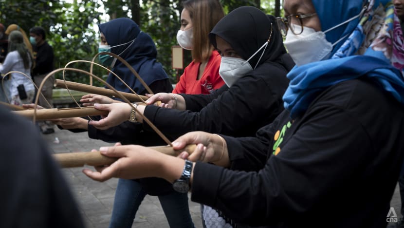 Sisi serius dolanan anak: Berpacu dengan waktu mencegah punahnya permainan anak tradisional Indonesia Sisi serius dolanan anak: Berpacu dengan waktu mencegah punahnya permainan anak tradisional Indonesia