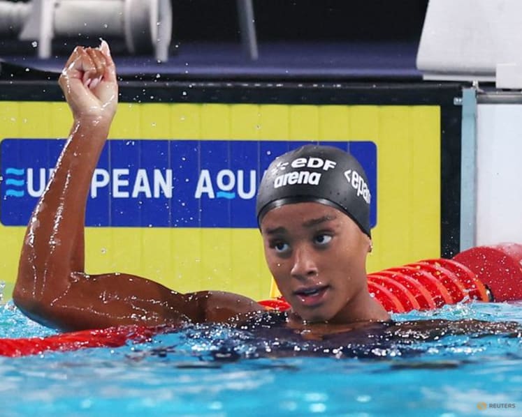 Italy's Curtis betters own 50m backstroke world record