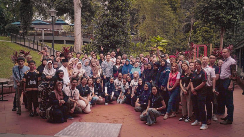 Relawan belia 'belanja' makan golongan kurang berkemampuan berbuka di SG, JB Relawan belia 'belanja' makan golongan kurang berkemampuan berbuka di SG, JB