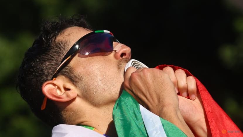 Italy's Stano breaks 35-km race walk world record Italy's Stano breaks 35-km race walk world record