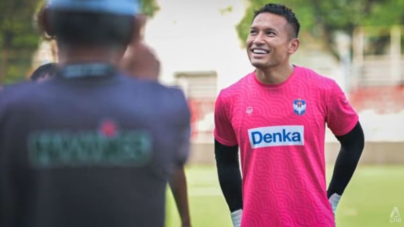 Penjaga gawang SG Hassan Sunny 'teruja' dengan sokongan peminat bola sepak China tetapi 'tidak terimanya begitu saja' Penjaga gawang SG Hassan Sunny 'teruja' dengan sokongan peminat bola sepak China tetapi 'tidak terimanya begitu saja'