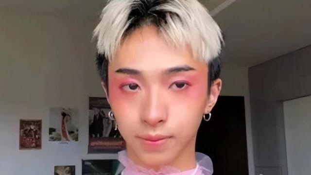 小哈利遭网暴长达1年　狗仔步步追踪，看他进男厕还是女厕！