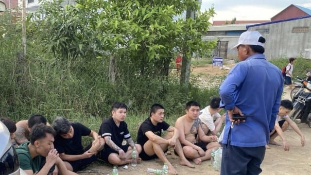 手持武器企图攻击同乡被柬警制止 十多名中国男子被捕