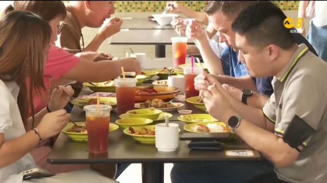天气酷热 水果和饮料摊生意增加高达两倍
