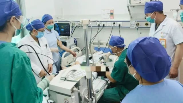 中国两岁童用吸管喝热汤 喉咙肿如乒乓球险送命